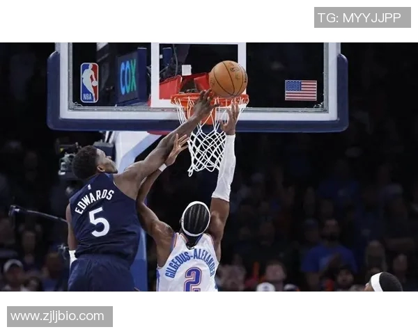 兰德尔上篮被封盖 霍姆格伦反击扣篮得手