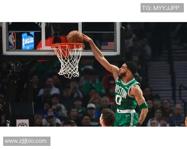 NBA常规赛：绿军8人上双爆冷大胜骑士 布朗30分单节18分