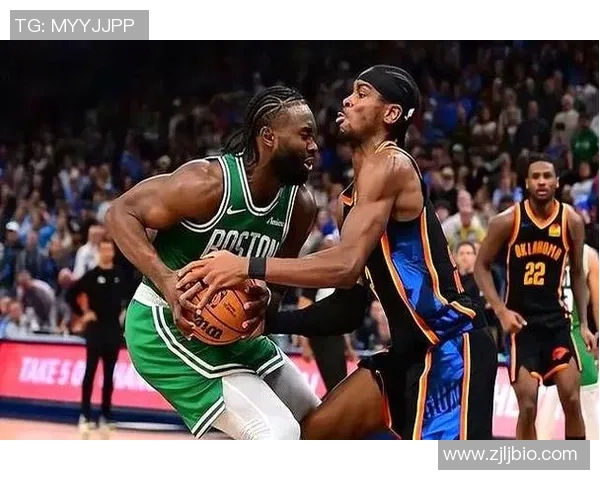 很关键！杰伦·布朗肘到维金斯命中被吹进攻犯规 绿军挑战失败